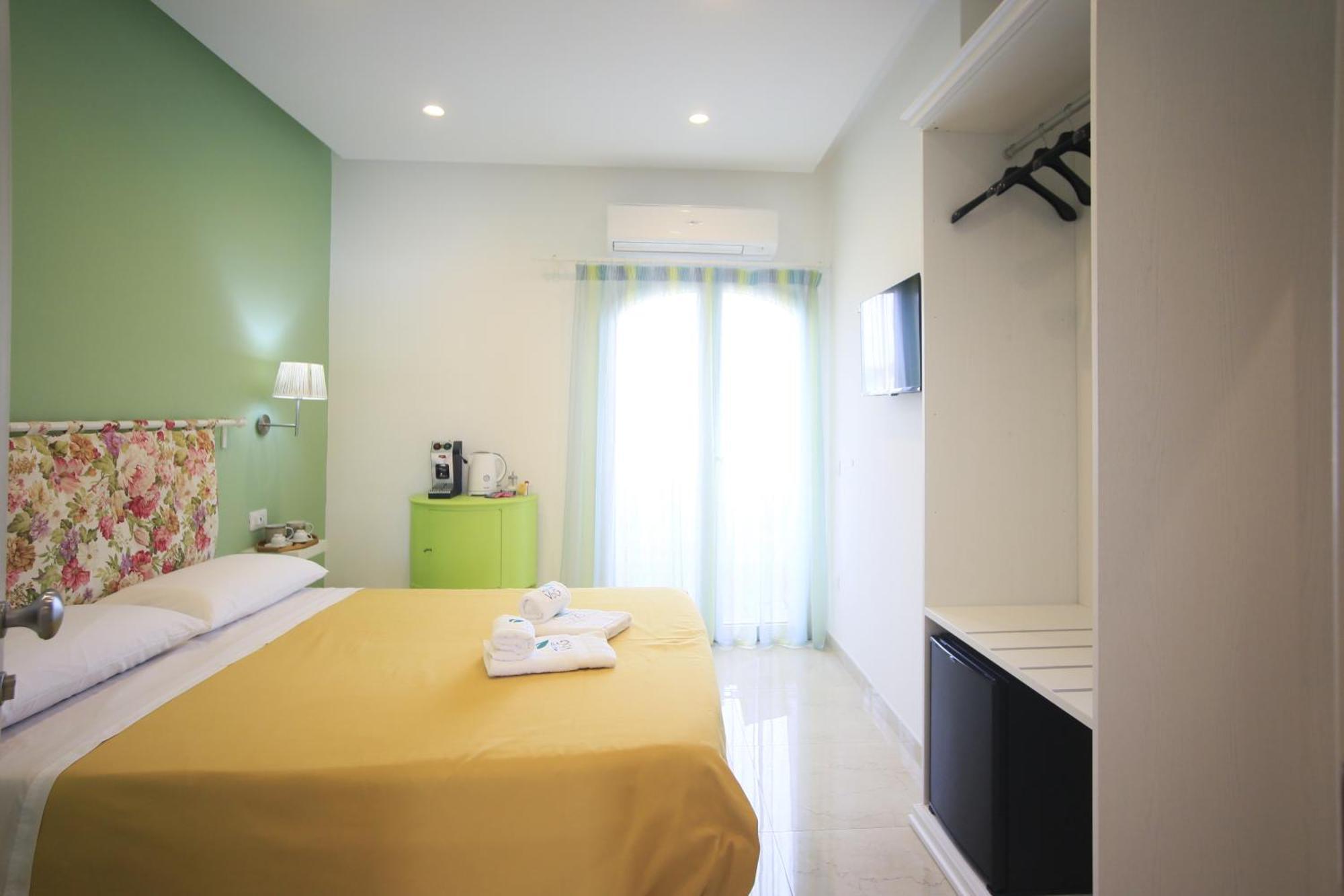 Villa Del Gaudio Rooms & Apartments Кастеламаре ди Стабия Екстериор снимка